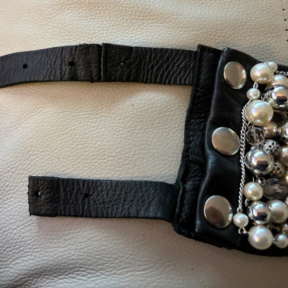 Spectacular Pearl and Crystal embedded Neck Cuff - Picture 8 of 9